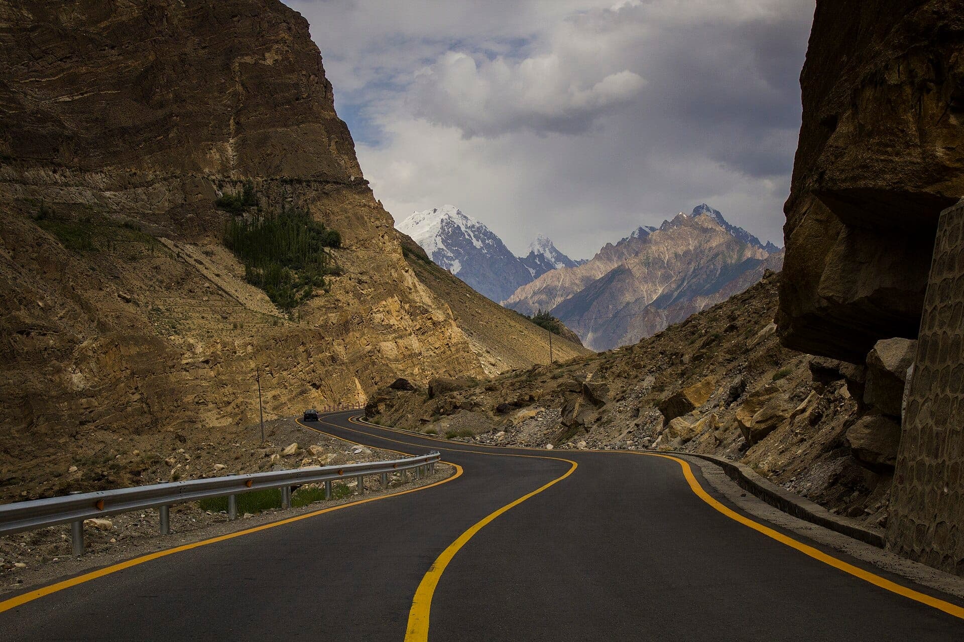 Hunza Valley, Attabad Lake & Khunjerab Pass by Road