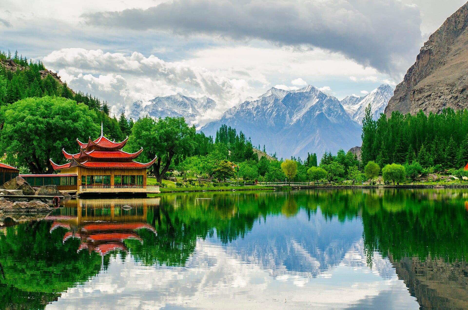 Lower Kachura Lake