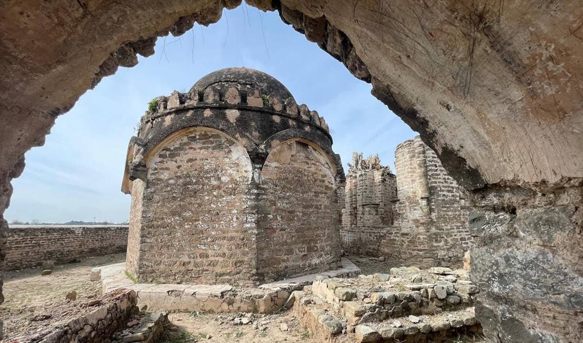 Mai Qamro Mosque